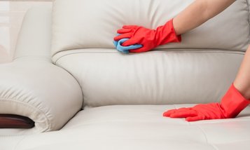 Čistenie a ošetrenie koženej sedačky alebo čalúneného nábytku